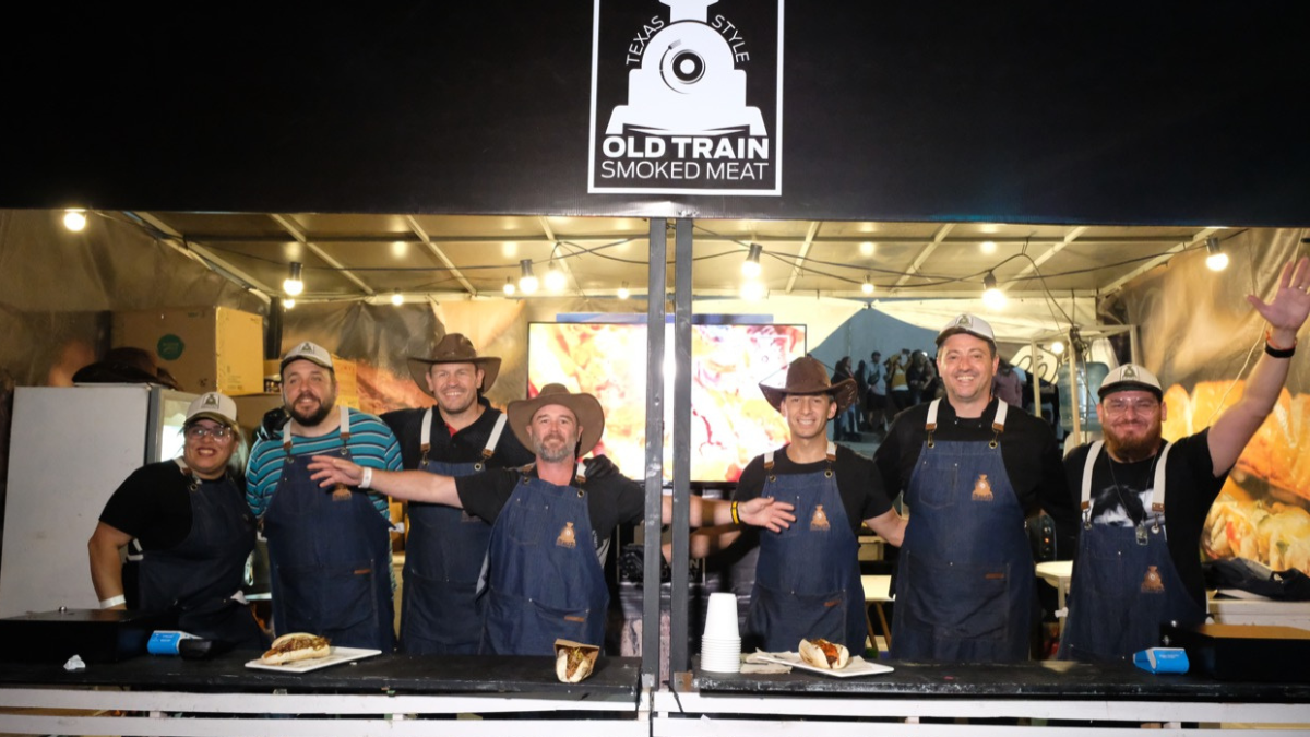 Gustavo Gómez y el equipo de trabajo que armó para los grandes eventos musicales como el recital de Coldplay en River.