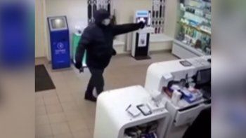 Video: quiso asaltar y terminó rociado con un extinguidor y golpeado con una silla