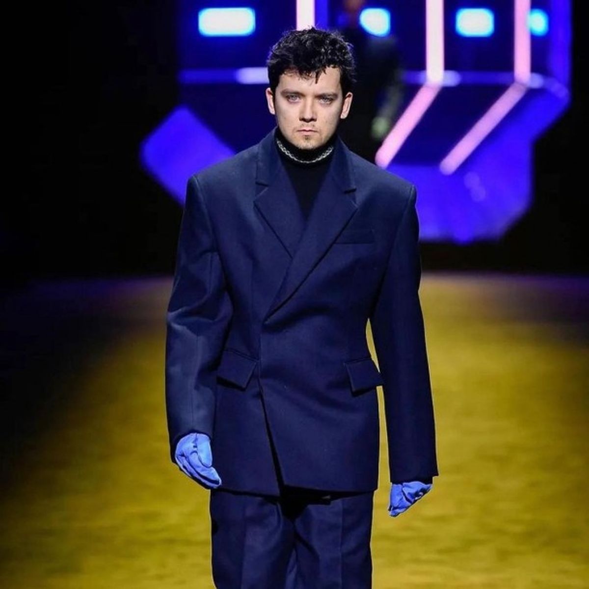 Asa Butterfield en la pasarela de Prada. Asa Butterfield en la pasarela de Prada.