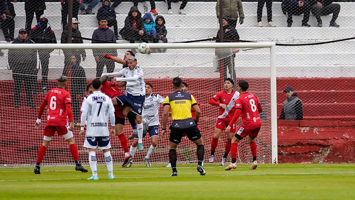 El Deportivo Maipú cae frente a Quilmes. El Deportivo Maipú cae frente a Quilmes.