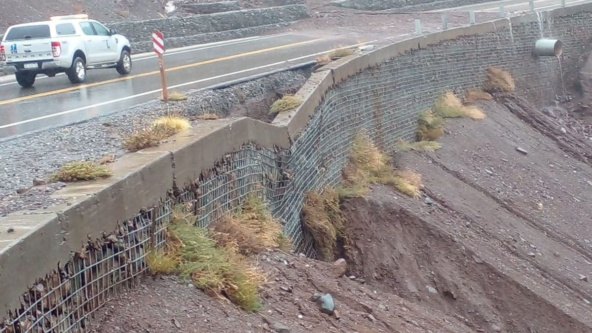 Por la crecida del Río Grande, el agua se llevó parte del sostén de la ruta 145 y analizan cómo reparar los daños. Por la crecida del Río Grande, el agua se llevó parte del sostén de la ruta 145 y analizan cómo reparar los daños.