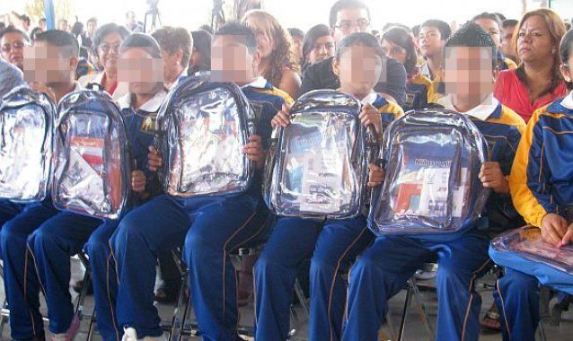 Impulsan el uso de mochilas transparentes para evitar el ingreso de drogas, armas y alcohol en escuelas