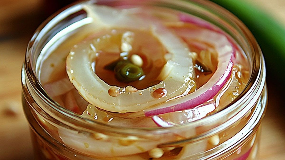 Hay una receta de cebollas en escabeche que sale para chuparse los dedos.