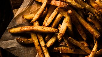 Ni bicarbonato, ni sal: el ingrediente que debes espolvorear en las papas fritas para que queden crujientes Ni bicarbonato, ni sal: el ingrediente que debes espolvorear en las papas fritas para que queden crujientes
