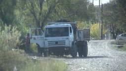 El camión de San Rafael cuando estaba siendo despojado de gasoil por empleados comunales.