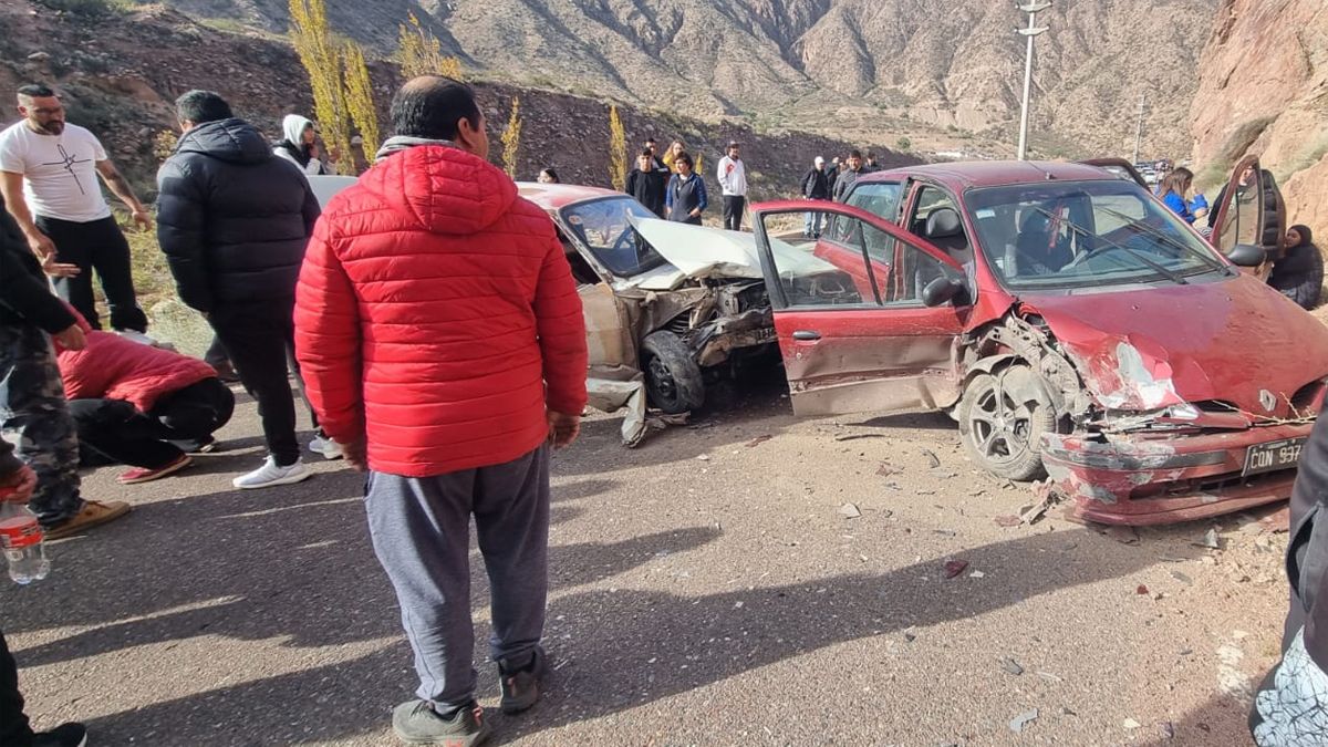 Accidentes en Mendoza: En Cacheuta chocaron dos autos y cinco personas fueron internadas.