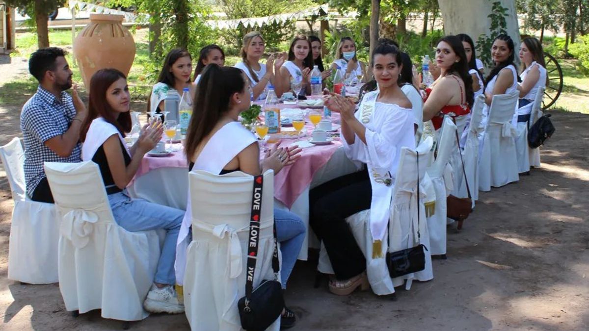 Las candidatas a reina departamental de la Vendimia 2022 de Lavalle durante un almuerzo.