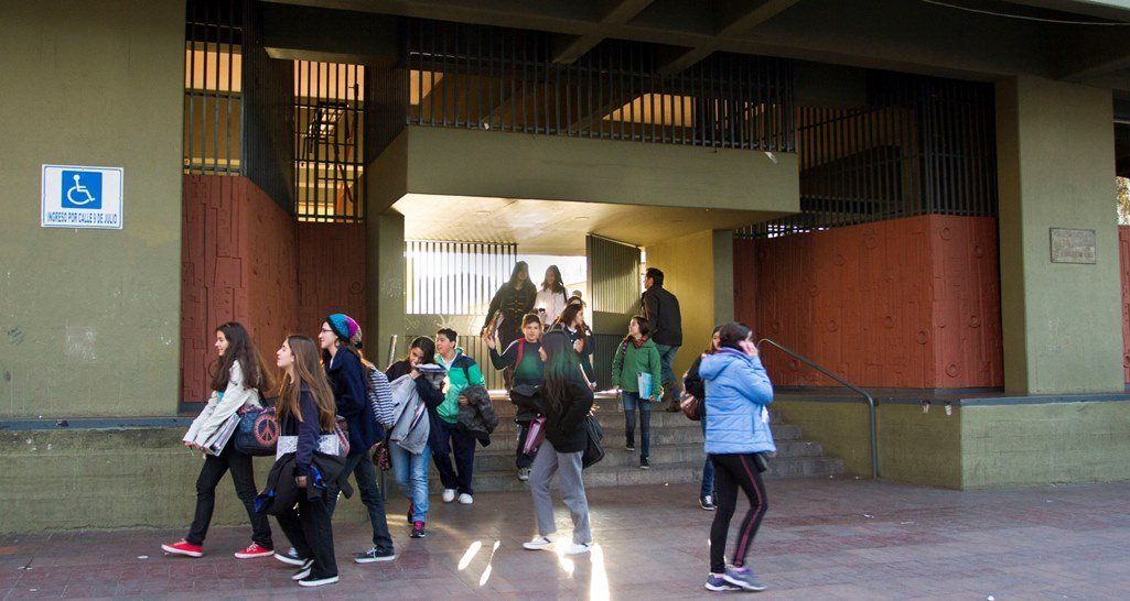 Los padres de los chicos que no ingresaron a las escuelas secundarias de la UNCuyo reclamarán ante la Justicia. En la foto, la puerta del CUC. Los padres de los chicos que no ingresaron a las escuelas secundarias de la UNCuyo reclamarán ante la Justicia. En la foto, la puerta del CUC.