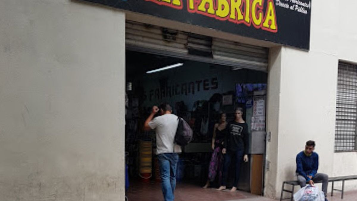 En el local de calle Barcala fue atrapado el ladrón de camisetas.
