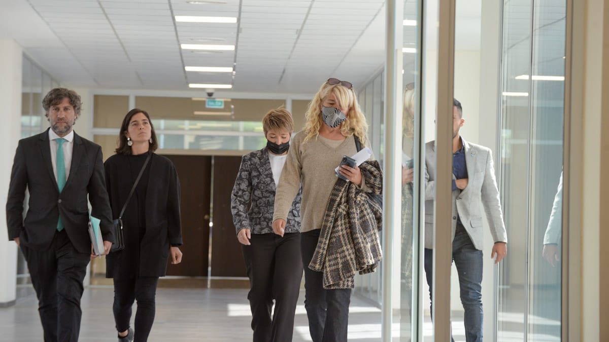 Claudia Sgró llegó portando abrigo y celular en mano. A la izquierda, el abogado Fernando Lúquez.