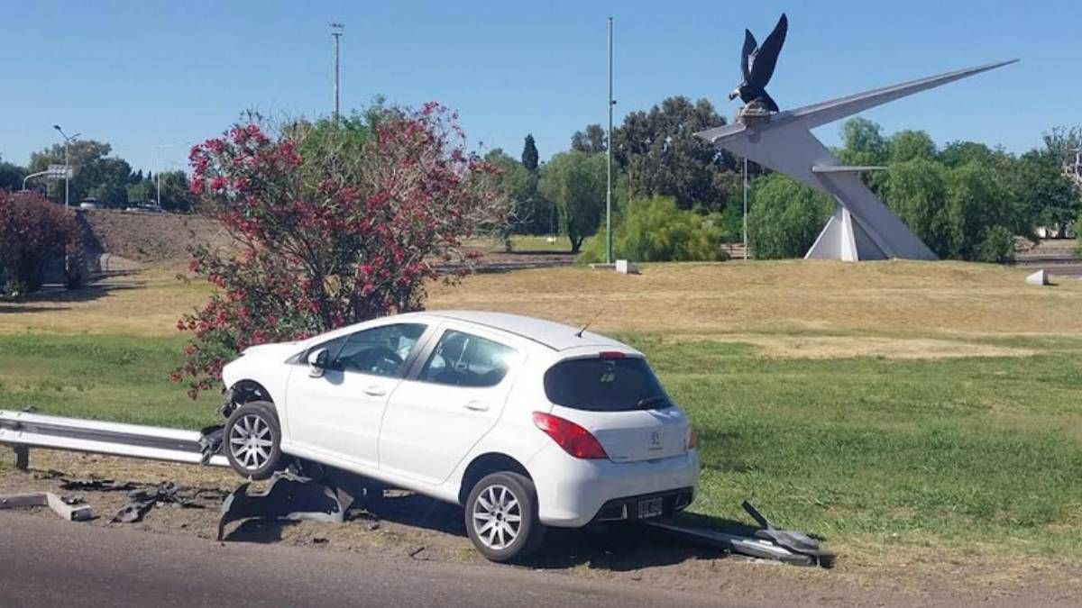 El conductor alcoholizado dijo que perdió el control de su auto por un camión que lo encerró en el empalme del Acceso Este con el Acceso Sur. Foto: Ministerio de Seguridad.