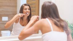 Cómo desinfectar el cepillo de dientes según los expertos de la higiene bucal