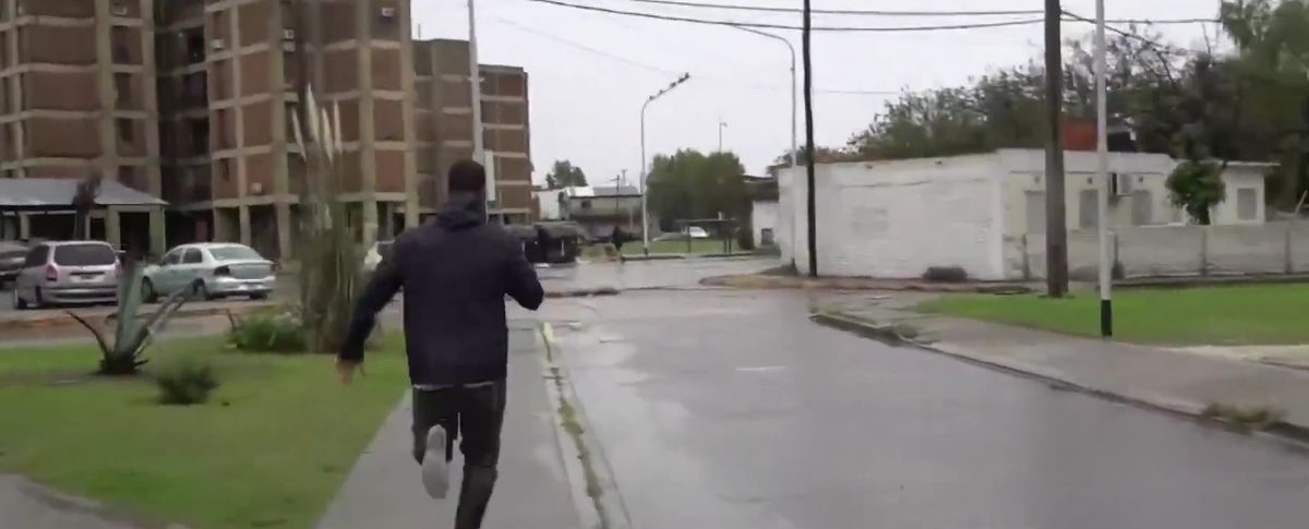Periodista de A24 cubría en vivo las inundaciones del Conurbano: lo asaltaron y terminó persiguiendo al ladrón