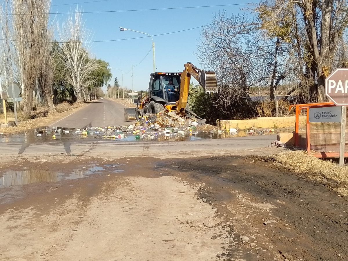 Impresionante la basura retirada de los cauces que despeja la máquina.