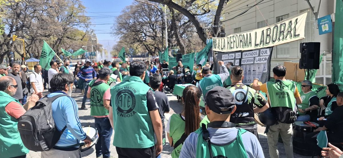 ATE y otros sindicatos estatales protestaron por los cambios en el Estatuto del Empleado Público. ATE y otros sindicatos estatales protestaron por los cambios en el Estatuto del Empleado Público.