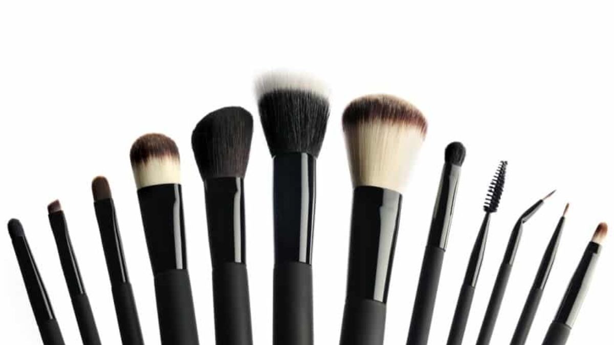 Trucos caseros. Las brochas de maquillaje son un gran elemento para remover el polvillo del teclado. 