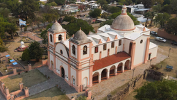 Está en Argentina, es uno de los pueblos más pintorescos y tiene menos de 1600 habitantes