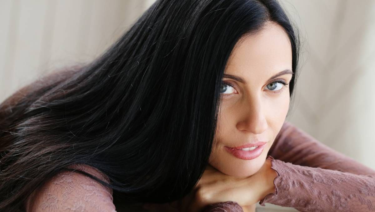 Cómo eliminar las canas con café y ahorrar en peluquería