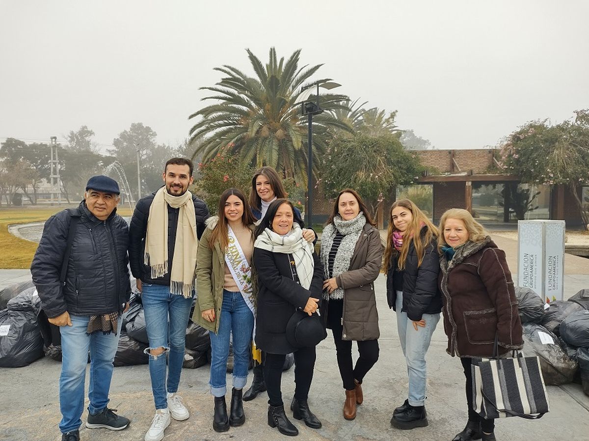 El equipo de Fundación Grupo América, encabezado por su directora Ejecutiva Gabriela Alé junto a María Belén Moreno y la reina Ana Laura Verde, acompañada por la coordinadora de Reinas, Alejandra Gamboa. En la foto se encuentran representantes de las instituciones que reciben donaciones del programa Frío Cero. El equipo de Fundación Grupo América, encabezado por su directora Ejecutiva Gabriela Alé junto a María Belén Moreno y la reina Ana Laura Verde, acompañada por la coordinadora de Reinas, Alejandra Gamboa. En la foto se encuentran representantes de las instituciones que reciben donaciones del programa Frío Cero.