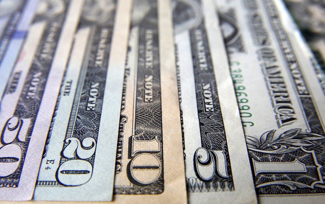 El dólar bajó por segundo día consecutivo y cerró a $15,16