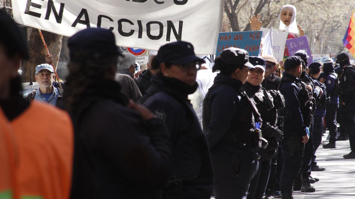 Hubo mucha policía este miércoles. De todos modos no hubo incidentes. De fondo