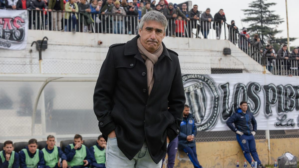 Gabriel Gómez se fue amargado por la derrota ante Gimnasia y Esgrima.