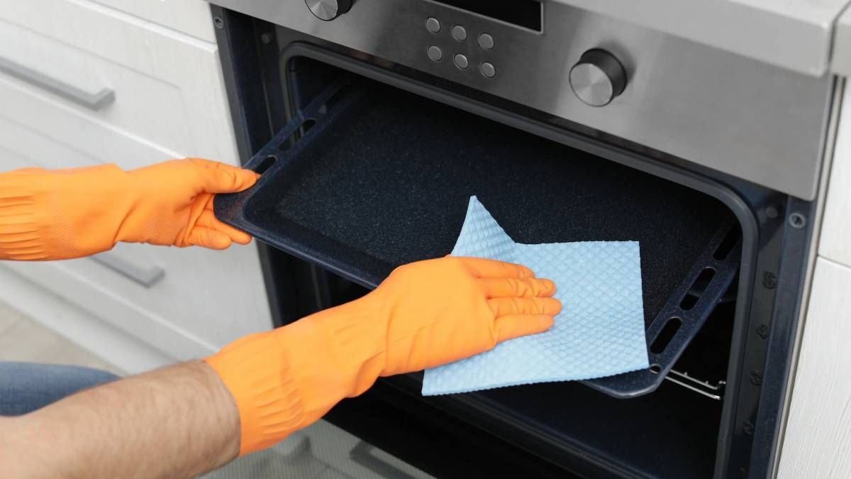 Prueba el truco casero de limpieza que más te guste y deja como nueva la bandeja del horno en pocos minutos. Prueba el truco casero de limpieza que más te guste y deja como nueva la bandeja del horno en pocos minutos.