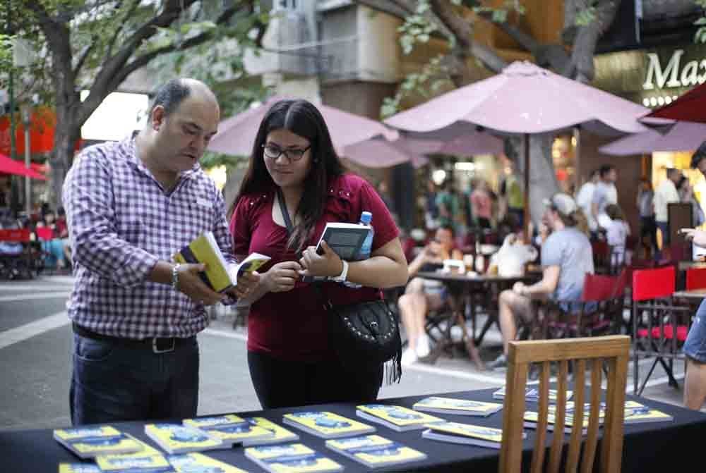 Verderico promociona sus libros en escuelas, ferias, librer&iacute;as y bibliotecas.