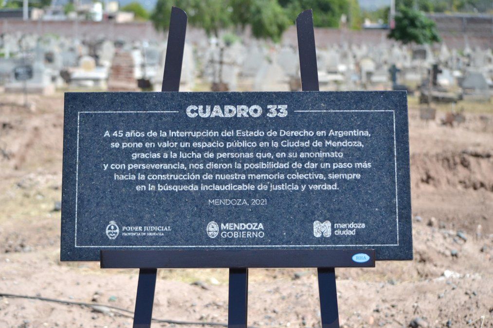 La placa oficial que evoca la puesta en valor del cuadro 33 del Cemenerio de Capital.