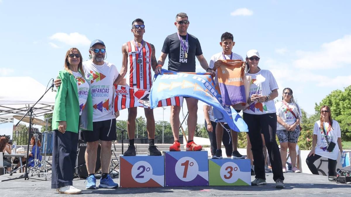 Entregaron los premios Alejandra Perinetti de Aldeas y Pablo Espina de la Ciudad de Mendoza, a los corredores Francisco Legizamón (segundo lugar) 10 k y en tercer lugar Jesús Hualpa. Quien se encuentra en lo alto del podio estuvo en representación de Michael Giménez, que tras el show se retiró a otro vento. De la foto también participó Gabriela Alé, directora de la Fundación Grupo América.