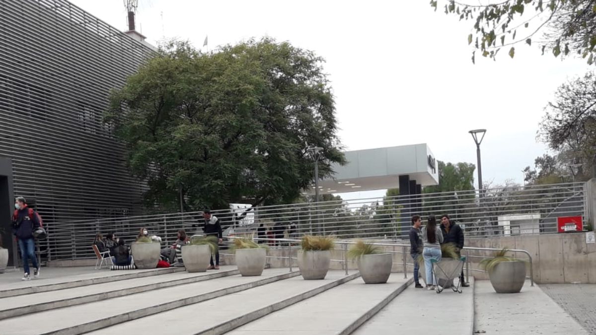 Desde el domingo -día del accidente- familiares y amigos de Giuliana Lucoski hacen guardia en las afueras del Hospital Central, esperando noticias sobre su salud.