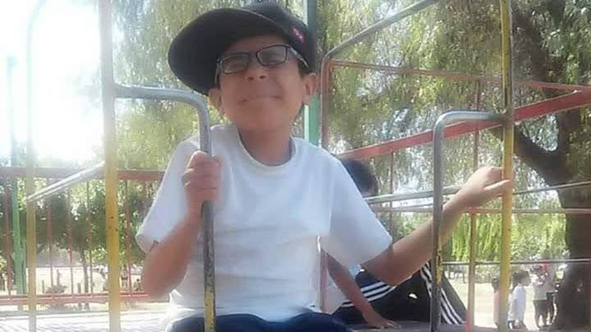 Desde muy niño, Aarón ha venido sufriendo serios problemas en sus dos ojos. Hoy debe operarse con urgencia. Desde muy niño, Aarón ha venido sufriendo serios problemas en sus dos ojos. Hoy debe operarse con urgencia.