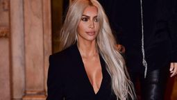 Kim Kardashian luciendo su cabellera rubia platinada, hace años.&nbsp;