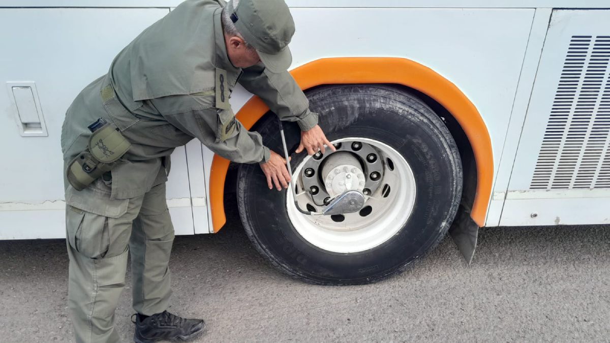 Gendarmería nacional interceptó un tour de compras, que iba hasta Chile, con serias irregularidades.