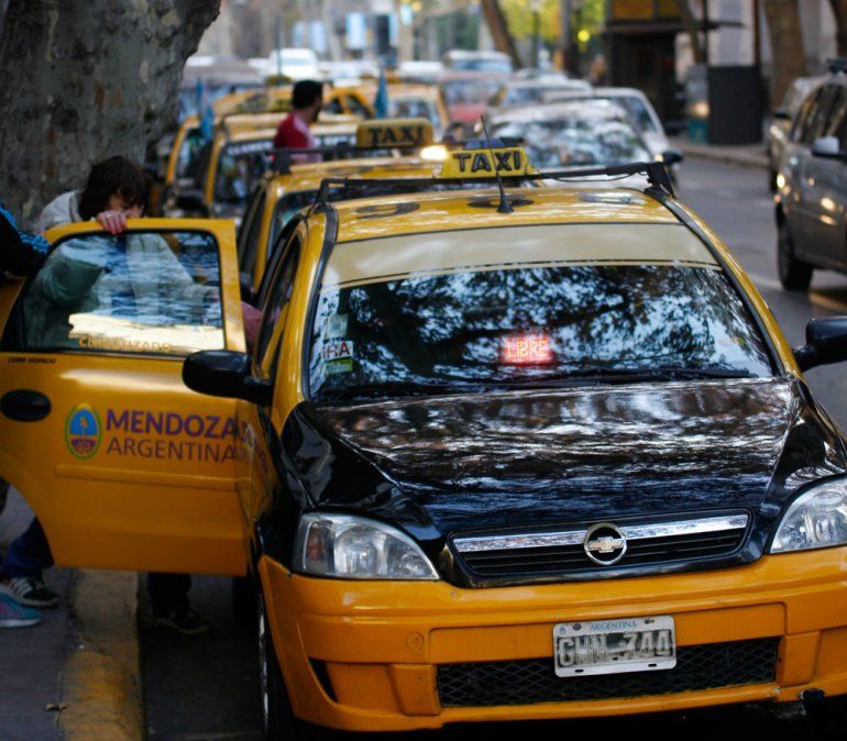 Los taxis de Mendoza recibirán tarjetas de débito y de crédito