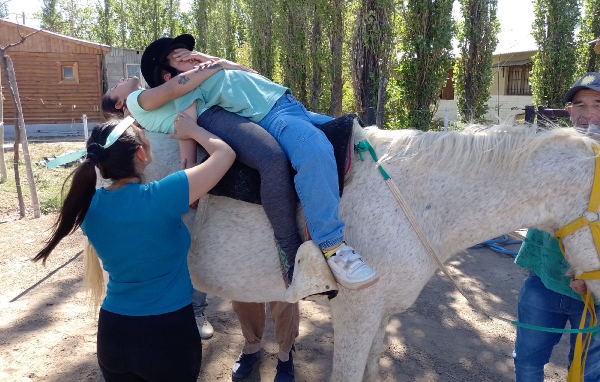 Las personas con discapacidad pueden hacer distintos movimientos montados a caballos, lo que mejora su motricidad y salud en general.