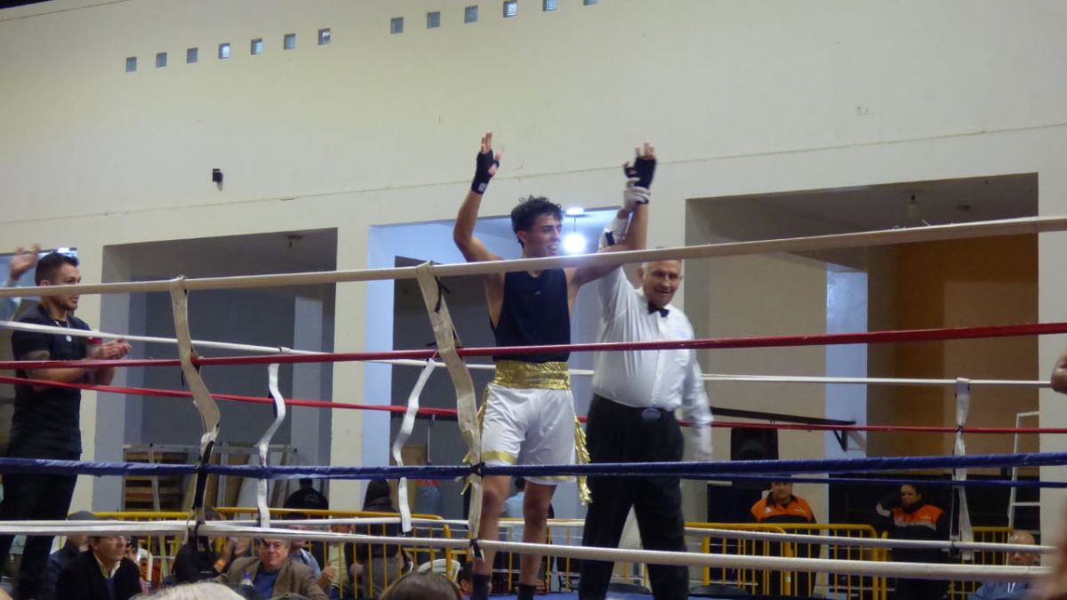 El árbitro Pedro Busto levanta la mano de Tomás Romero, que debutó como púgil amateur, lo que significó también el estreno de Reveco y barros como entrenadores. El árbitro Pedro Busto levanta la mano de Tomás Romero, que debutó como púgil amateur, lo que significó también el estreno de Reveco y barros como entrenadores.