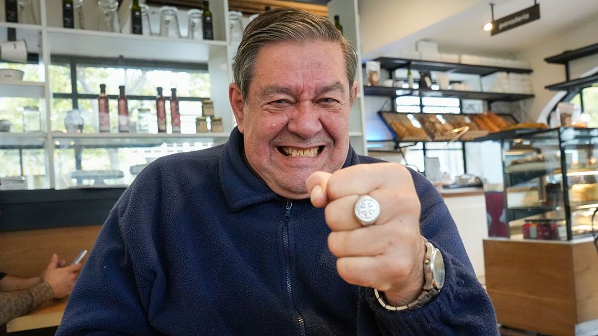 Beto y su anillo que lo indentifica con su fe católica Beto y su anillo que lo indentifica con su fe católica