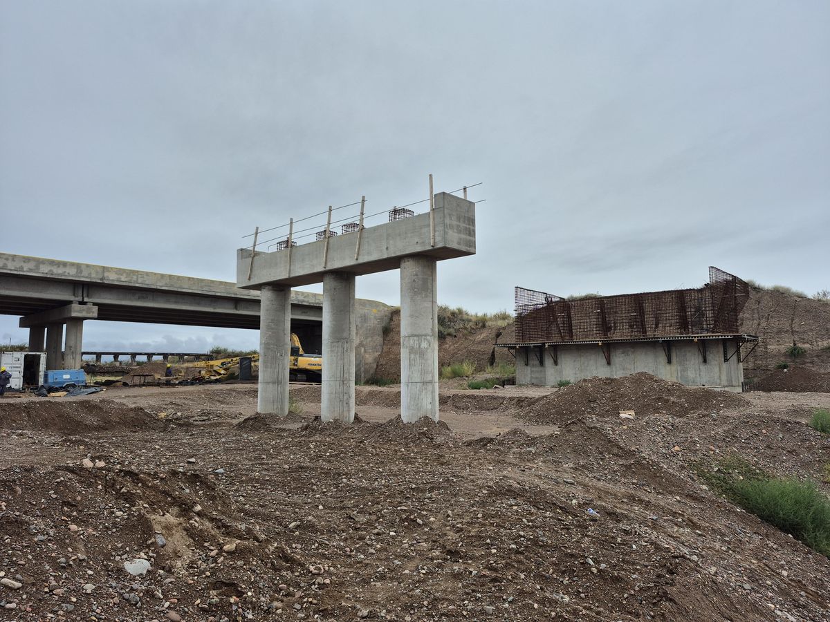 Se están colocando los pilotes que sostendrán los nuevos puentes de la ruta 40. Se derrumbaron hace 5 años por una fuerte tormenta que hizo ceder la estructura. Se están colocando los pilotes que sostendrán los nuevos puentes de la ruta 40. Se derrumbaron hace 5 años por una fuerte tormenta que hizo ceder la estructura.