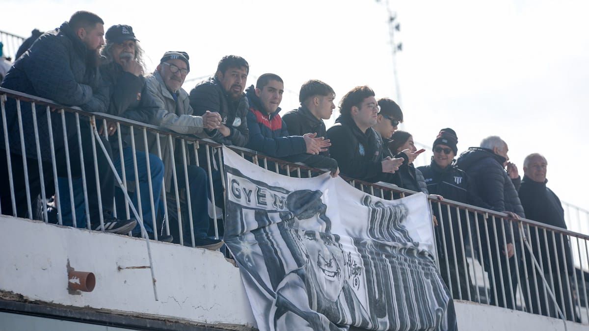 La gente alentando a Gimnasia y Esgrima y una bandera del emblemático Víctor Legrotaglie. La gente alentando a Gimnasia y Esgrima y una bandera del emblemático Víctor Legrotaglie.