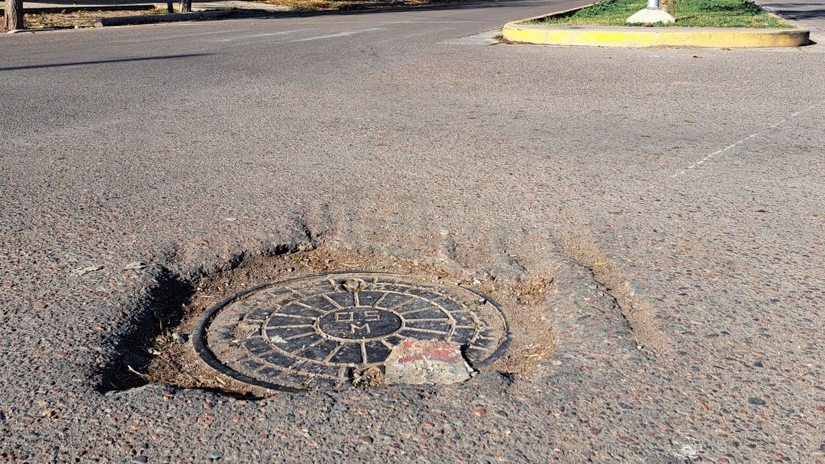 La tapa del sumidero está bien colocada, pero tiene un gran el desnivel del asfalto a su alrededor. La tapa del sumidero está bien colocada, pero tiene un gran el desnivel del asfalto a su alrededor.