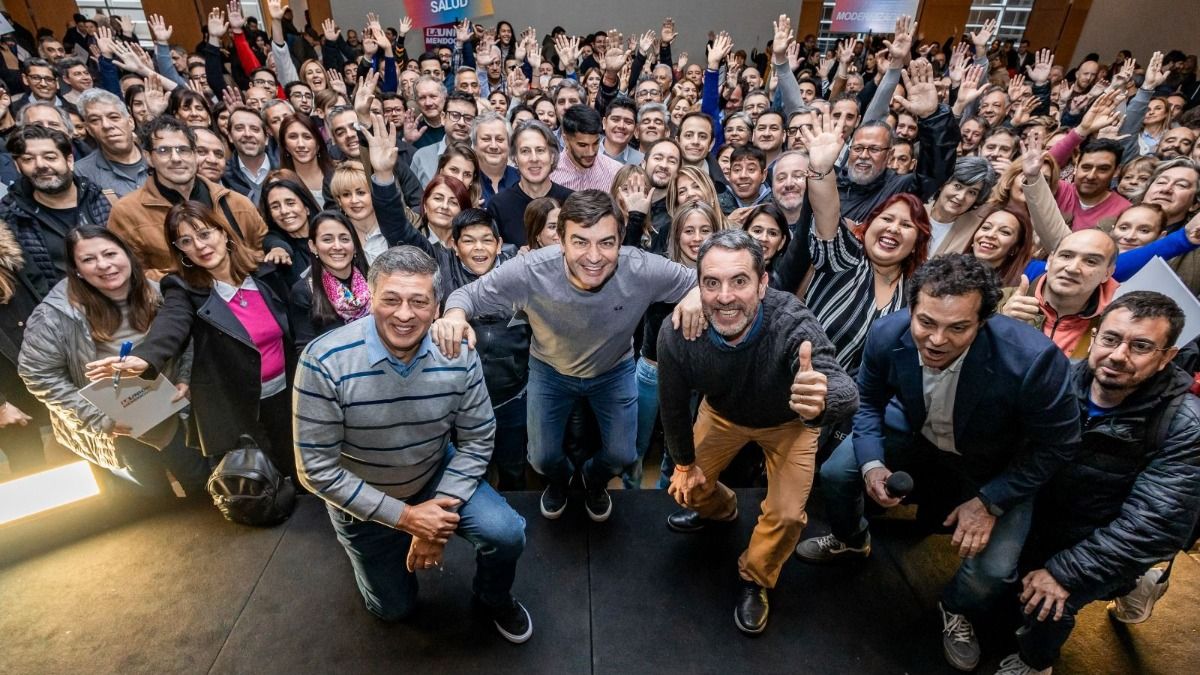 Una foto grupal de la reunión que concretó este sábado LAUM.