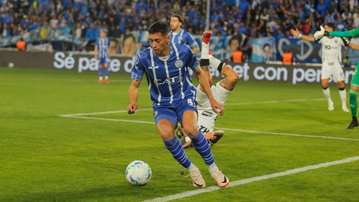 Facundo Altamira demostró su habitual entrega en la delantera del Godoy Cruz y se lamentó por el resultado y la eliminación de la Copa Sudamericana.
