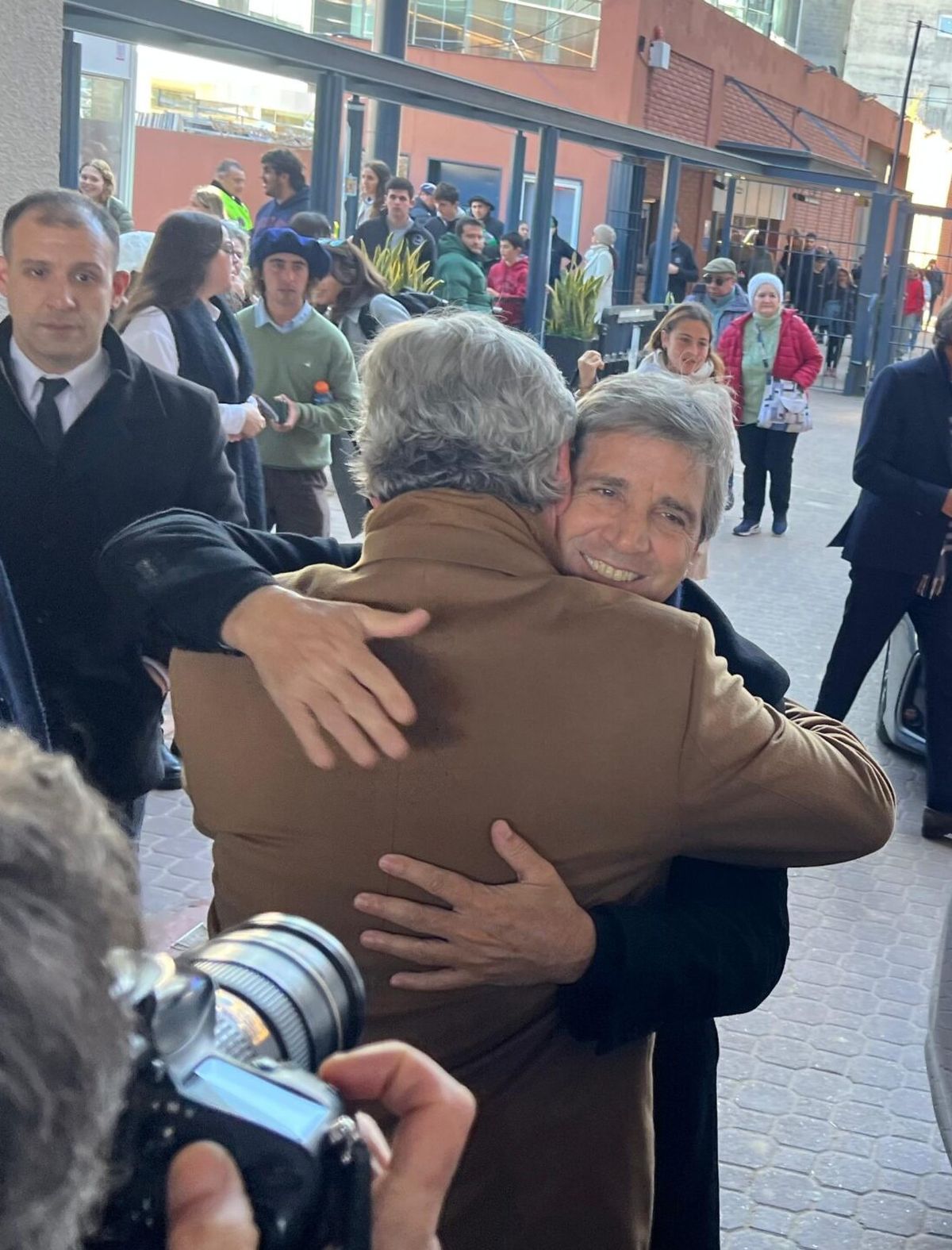 Luis Caputo saluda a Nicolás Pino. Luis Caputo saluda a Nicolás Pino.