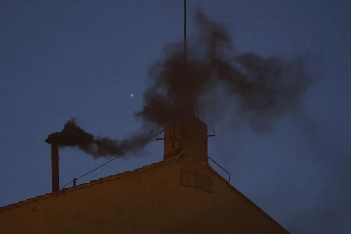 El humo negro sale de la chimenea en el techo de la Capilla Sixtina en el primer día del cónclave para elegir un nuevo papa en la Ciudad del Vaticano. Crédito: EFE/EPA/FABIO FRUSTACI.