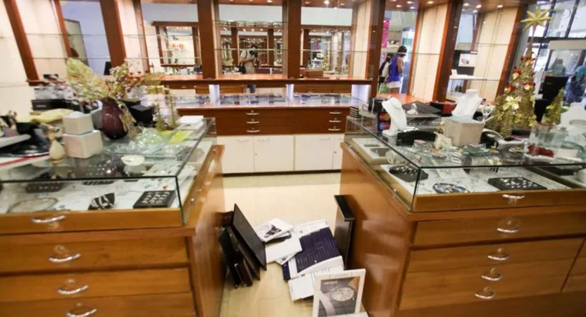 Una banda de delincuentes ingresó a un shopping en un auto en pleno horario de atención, entraron a dos joyerías y se llevaron joyas y relojes Una banda de delincuentes ingresó a un shopping en un auto en pleno horario de atención, entraron a dos joyerías y se llevaron joyas y relojes