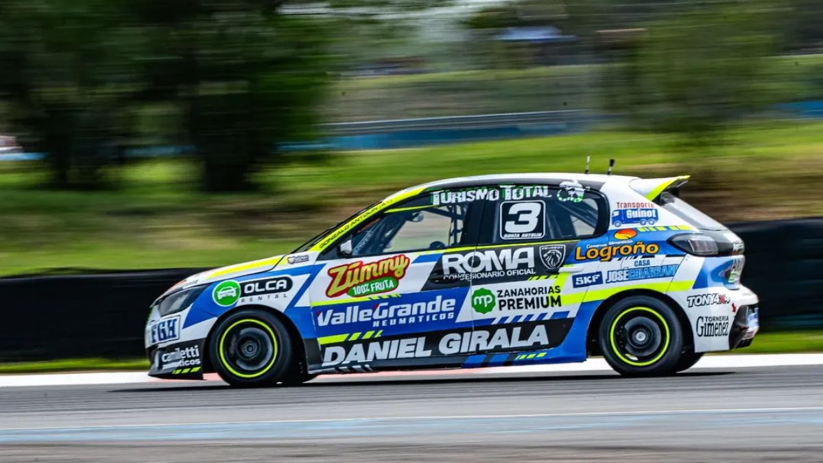Gonzalo Antol&iacute;n y su Peugeot 208.