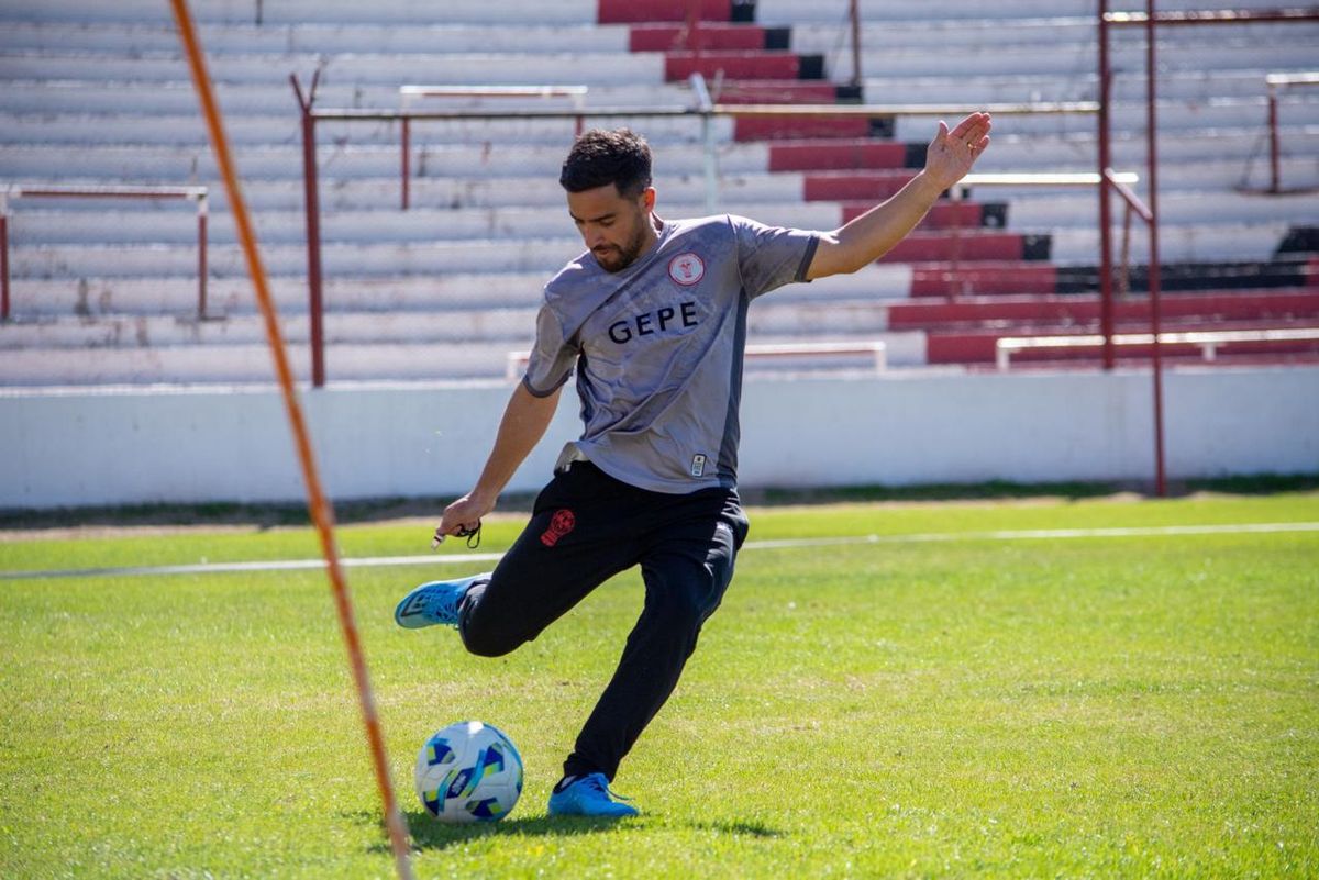 Gabriel Vallés es el entrenador de Huracán Las Heras.