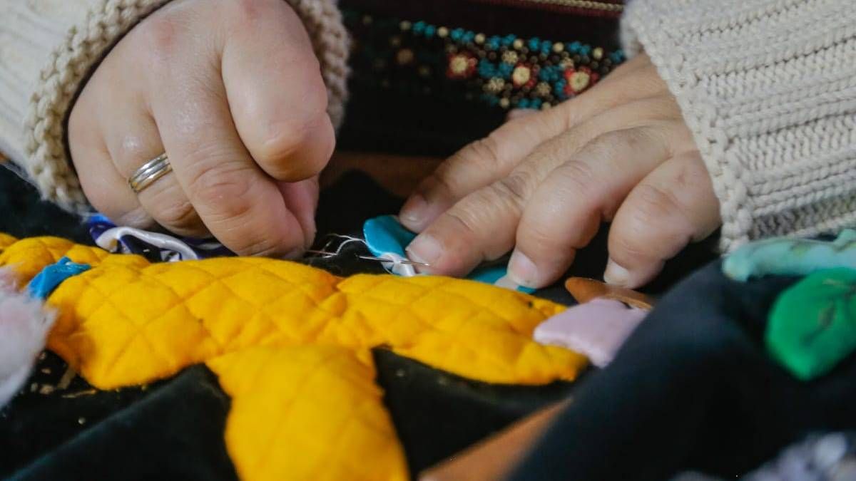 Hilos y agujas en la puerta del Normal mientras su hija estudia. Un ejemplo. Hilos y agujas en la puerta del Normal mientras su hija estudia. Un ejemplo.