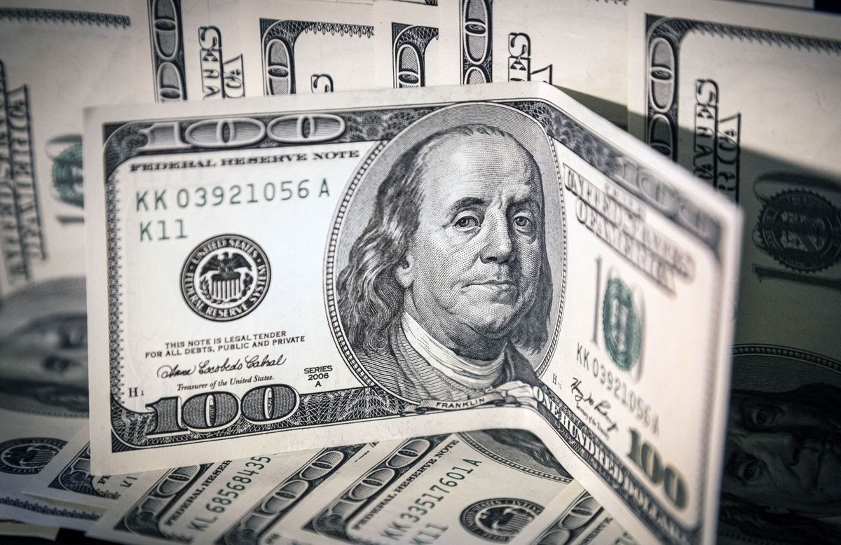 El dólar oficial se vendió este viernes a $1.260 en promedio.